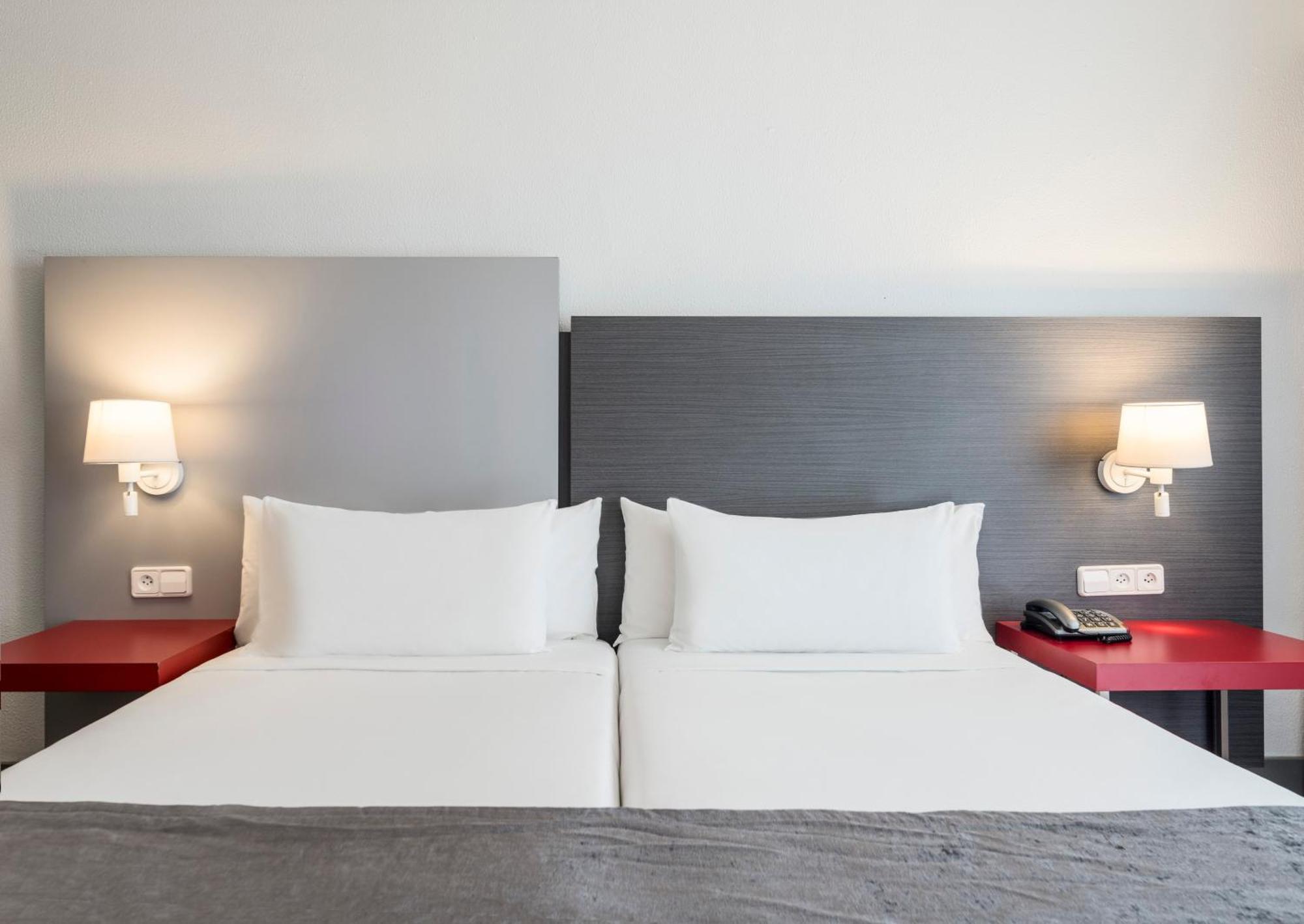 Ilunion Romareda Hotel Zaragoza Phòng bức ảnh